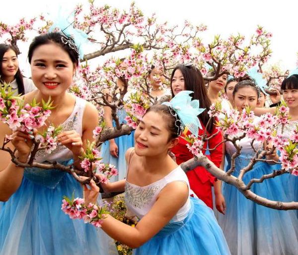 津溪桃源桃花节 数万游客花海徜徉”