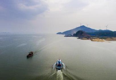 鄱阳湖禁渔期 水警渔政联合打击非法捕捞船只”