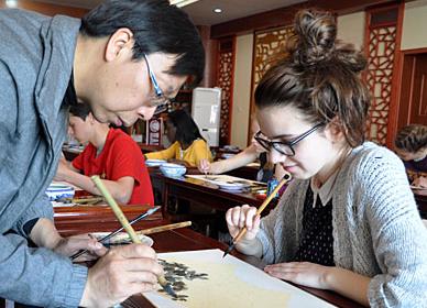 法国中学生来华交流 体验民俗文化”