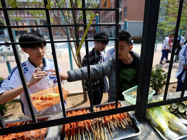 ����һ��Уʵ�з�չ��� ѧ�����������򷹡�