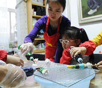 “90后”教师传承古丝路“扎染”技艺”