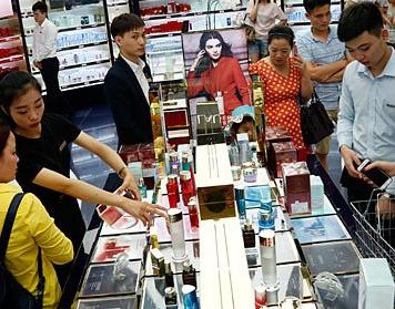 �����뵺��˰����ʵʩ���� ������˰��ӿͳ�2000���˴Ρ�