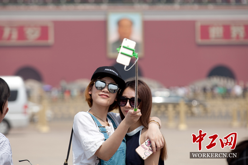 �����찲�Ź㳡�ο�������Ӱ����һ��