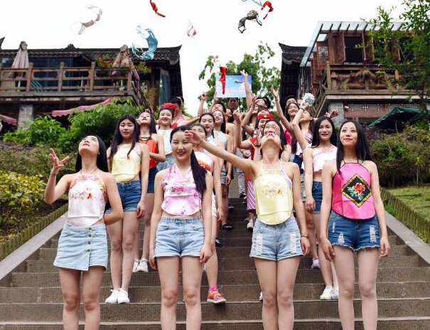 �ɶ���ѧŮ�������ֺ�����ע�鷿������