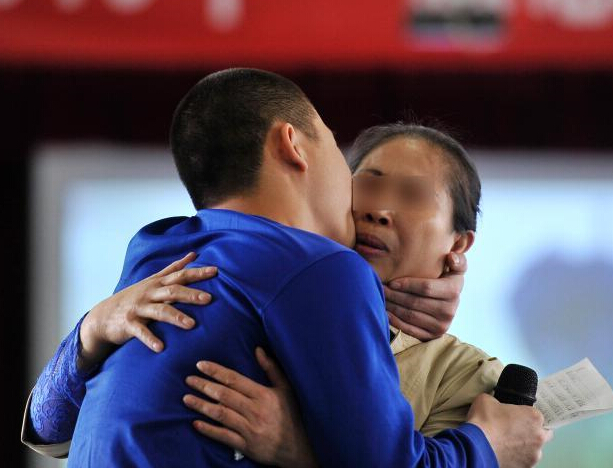 ɽ���䶾ѧԱ������ڸж�ĸ�ס�