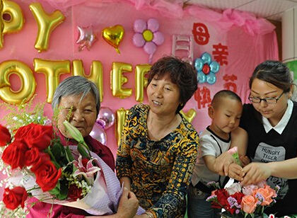 ���ն�ʻӭ��ĸ�׽ڡ���