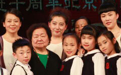 ���ݵع���ѧУ�����μӡ��л�ĸ�׽ڡ�����չ�ݻ��