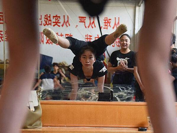 ����Ů����̨�¼�����