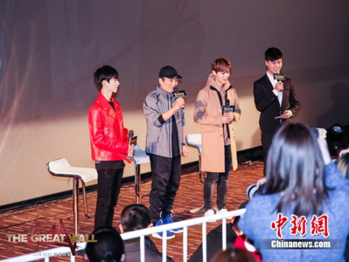 张艺谋、鹿晗、王俊凯合影 图片来源:片方供图