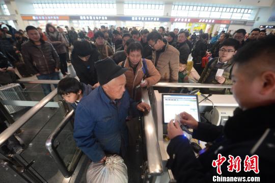 ͼΪ�������գ��ÿ����ڼ�Ʊ�ϳ������ϵ��� ��