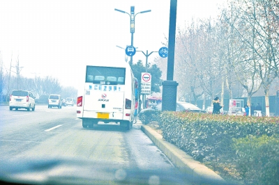  ����������һ��·�ϣ��������ͳ�ͣ���ڴ�����