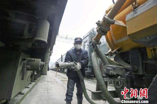 �г��������ˡ��������ˡ��������ڼ䣬���ǼӰ�ӵ㹤�������ǵļ��أ�Ϊÿһ�˴����г������˸ɾ����ʵĳ˳��������������� ��