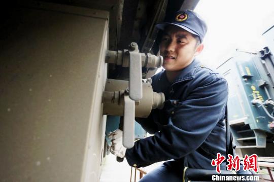 �г��������ˡ��������ˡ��������ڼ䣬���ǼӰ�ӵ㹤�������ǵļ��أ�Ϊÿһ�˴����г������˸ɾ����ʵĳ˳��������������� ��