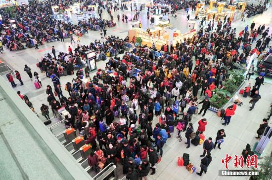 1��26�գ������������ÿ���������վ�˳����硣���գ�������վӭ�����˿����߷壬Ԥ�Ʒ����ÿ�11���˴Ρ�<a target='_blank' href='http://www.chinanews.com/'></table>������</a>���� �ں��� ��