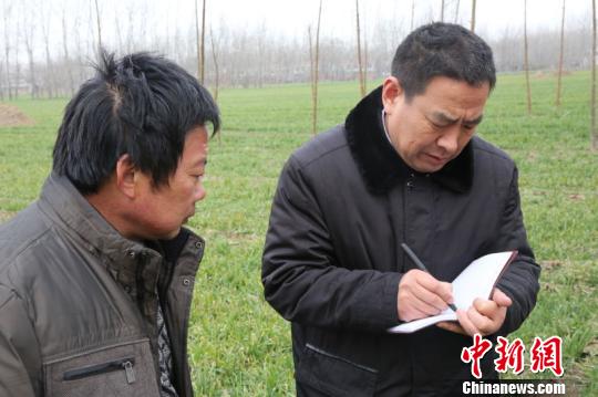 党永富问技于弄,虚心向农民请教。受访者供图