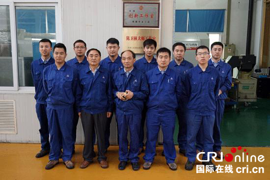 陈卫林和他的徒弟们在“陈卫林大师工作室”前合影。 摄影:刘维靖