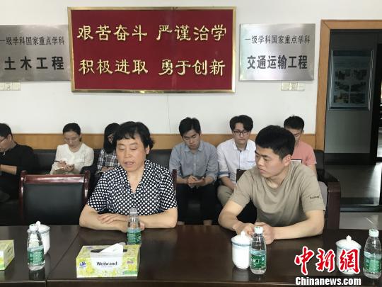 ��90�󡱴�ѧ��Яäĸ��ѧ����������������ķ�����ů��