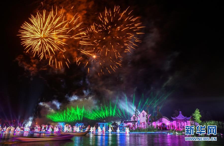 (社会)(2)水乡周庄:佳节迎客