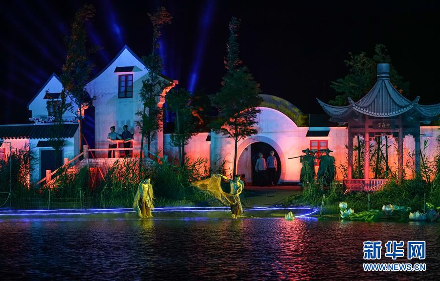 (社会)(3)水乡周庄:佳节迎客