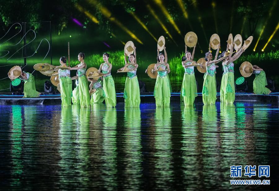 (社会)(4)水乡周庄:佳节迎客