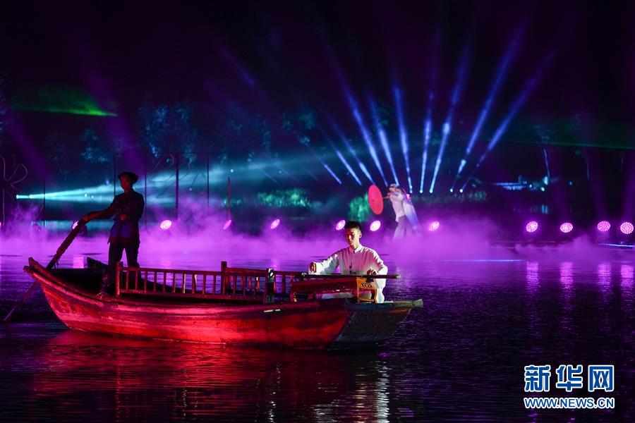 (社会)(5)水乡周庄:佳节迎客