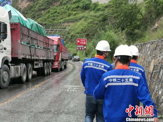 茂县松坪沟景区至山体垮塌处路窄、车辆拥堵需步行前往