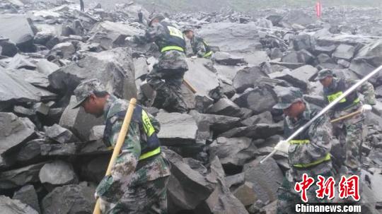救援现场。 钟欣 摄