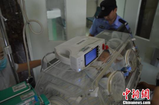 茂县幸存三口之家转院成都母亲泣不成声