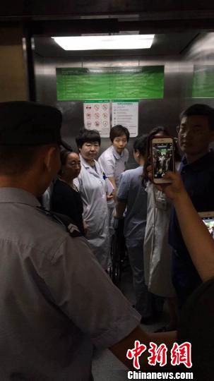 图为孩子肖艳春被送往华西附二院妇科。 贺劭清 摄