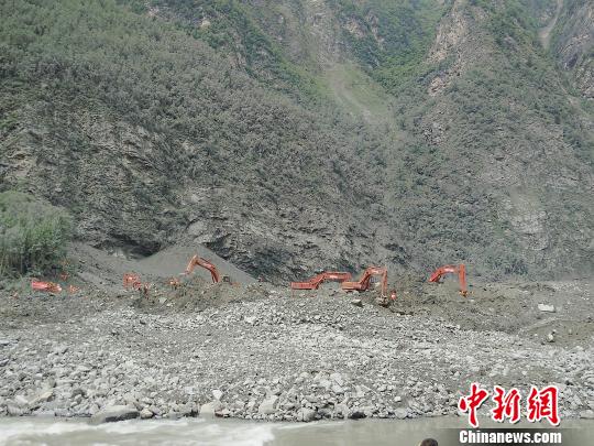 武警水电部队580名兵力紧急驰援茂县山体垮塌抢险