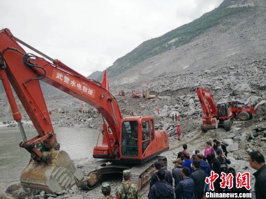 武警水电部队抢险救援现场。 钟欣 摄