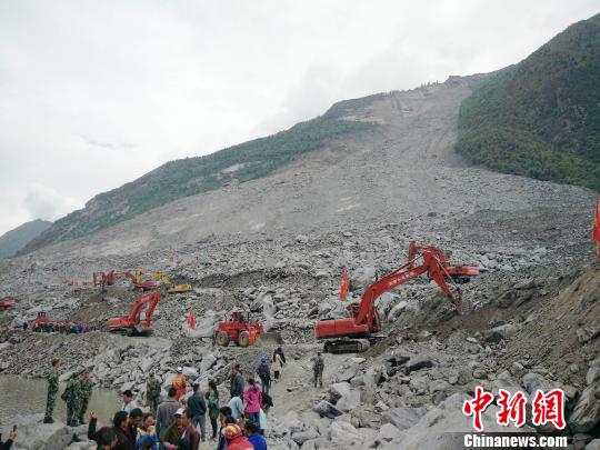 武警水电部队抢险救援现场。 钟欣 摄