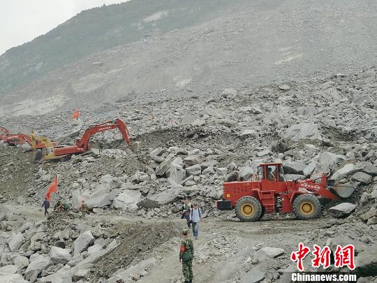 武警水电部队抢险救援现场。 钟欣 摄