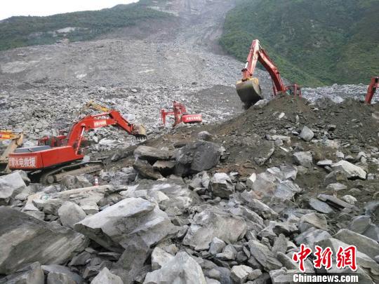 武警水电部队抢险救援现场。 钟欣 摄