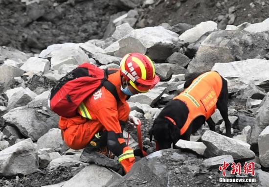 6月25日,四川茂县叠溪镇新磨村新村组富贵山“6·24”特别重大山体滑坡灾害搜救工作全面展开,救援人员在现场发现了多名遇难者遗体。目前,现场搜救仍在紧张进行中。 <a target='_blank' href='http://www.chinanews.com/'></table>中新社</a>记者 安源 摄