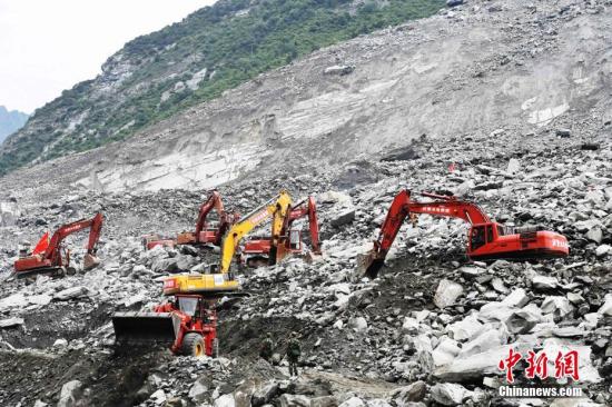 6月25日,四川茂县叠溪镇新磨村新村组富贵山“6·24”特别重大山体滑坡灾害搜救工作全面展开,救援人员在现场发现了多名遇难者遗体。目前,现场搜救仍在紧张进行中。 <a target='_blank' href='http://www.chinanews.com/'></table>中新社</a>记者 安源 摄