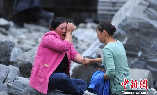 废墟上的村民。 刘忠俊 摄