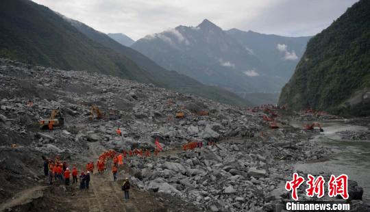 救援现场。 刘忠俊 摄