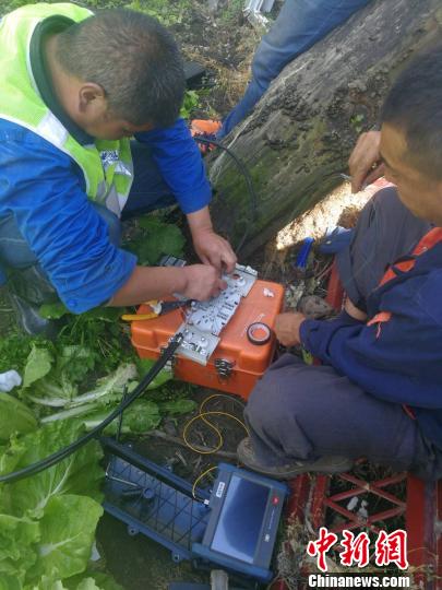 电信抢险人员在熔接光纤。中国电信四川公司提供