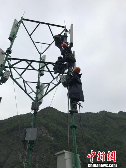 中国电信抢险人员架设通信基站。中国电信四川公司提供