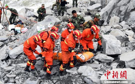 四川茂县山体垮塌见闻:悼念鞭炮响起新生希望不灭