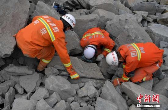 ����Ա���ֳ�Ѱ��ʧ���ߡ�<a target='_blank' href='http://www.chinanews.com/'></table>������</a>���� ���ҿ� ��