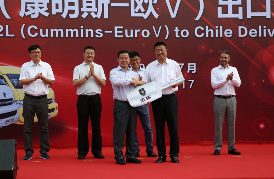 国外能买到金杯了!华晨欧五标准柴油轻客出口智利