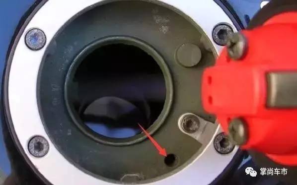 汽车排水孔在哪儿?暴雨后如果它们堵塞你的车就惨了