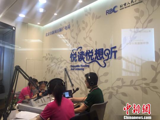 7��26�գ�һ����Ϊ���ж�Сվ����ո��ֱ������26�����౱��ͼ����á�ͼΪ���ж�Сվ�ڣ�һλС���Ѷ�����������ֱ����Ŀ�����ж��Լ�ϲ������ѧ��Ʒ��(��) ���� ��