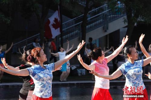 资料图:加拿大联邦成立150周年活动,众人齐跳广场舞。 <a target='_blank' href='http://www.chinanews.com/'></table>中新社</a>记者 余瑞冬 摄