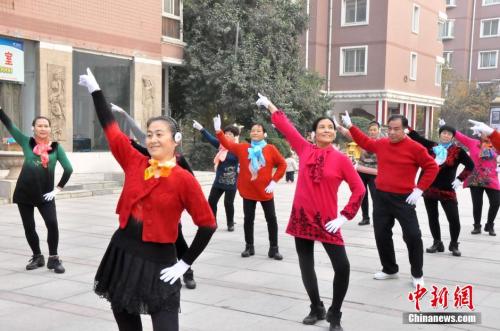 广场舞参与者戴着无线耳机锻炼身体,避免扰民。 <a target='_blank' href='http://www.chinanews.com/'></table>中新社</a>发 王中举 摄