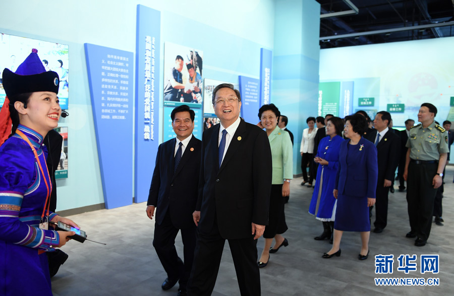 8月7日,中共中央政治局常委、全国政协主席、中央代表团团长俞正声率代表团全体成员来到内蒙古展览馆,参观《守望相助团结奋斗——庆祝内蒙古自治区成立70周年展览》。 新华社记者 张领 摄