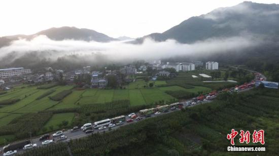 8月8日21时19分在四川阿坝州九寨沟县发生7.0级地震,震源深度20千米。国务院抗震救灾指挥部启动国家Ⅱ级地震应急响应。图为连夜赶赴震区的大批救援车队被堵在了平武县古城镇至平武县城公路。刘忠俊 摄