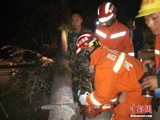 图为阿坝消防官兵赶赴震中,边走边清障边救援。 图片来源:阿坝消防